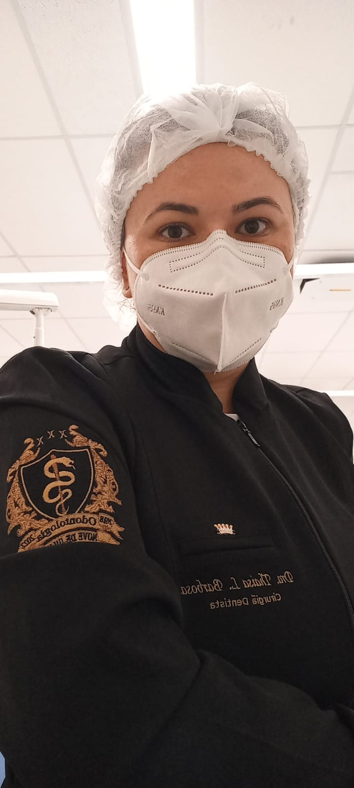 Dra. Thaisa Barbosa sorrindo no consultório